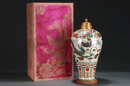 A Precious Red-and-Green Colored Painted Gold Dragon Pattern Vase