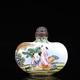 An Exquisite Painted Enamel Figure Pattern Snuff Bottle
