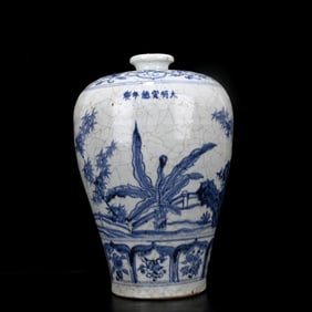 An Exquisite Blue and White Flower Pattern Vase
