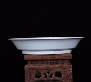 An Exquisite Famille-Rose Landscape and Figure Pattern Plate