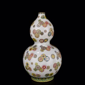 An Exquisite Famille-Rose Flower Pattern Gourd Vase