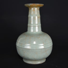 An Exquisite Guan yao Vase