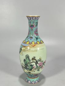 An Exquisite Famille-Rose Flower and Bird Pattern Painted Gold Vase