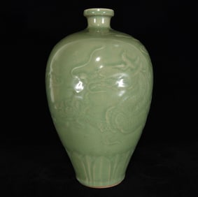An Exquisite Longquan yao Dragon Pattern Vase