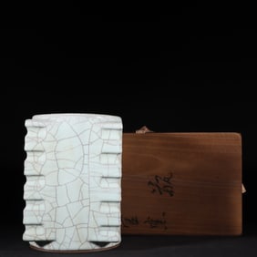 An Exquisite Guan yao Vase