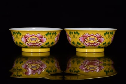 A Pair of Exquisite Famille-Rose Flower Pattern Bowls