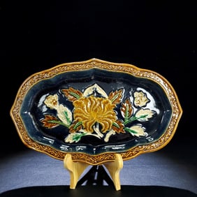 A Rare Tang Tri-Color Glazed Pottery Flower Pattern Plate,with Poem