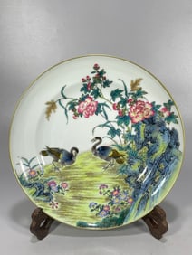 An Exquisite Famille-Rose Flower Pattern Plate