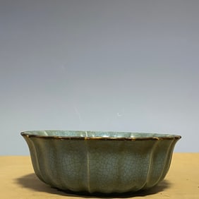 An Exquisite Ru yao Painted Gold Lotus Pattern Plate,with Poem