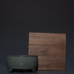 An Exquisite Guan yao Celadon Glazed Tripod Censer