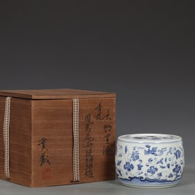 A Rare Blue and White Flower and Bird Pattern Cover Jar
