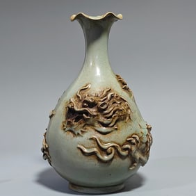 An Exquisite Ru yao Dragon Pattern Vase