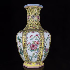 An Exquisite Enamel Flower Pattern Vase