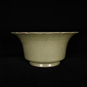 An Exquisite Longquan yao Flower Pattern Bowl
