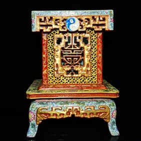 An Exquisite Enamel Gilt Bats and Peach Pattern Brush Pot