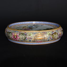 An Exquisite Enamel Figure Pattern Plate