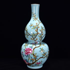 A Rare Famille-Rose Flower and Bird Pattern Gourd-Shaped Vase