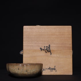 An Exquisite Ge yao Flower Cup