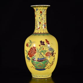 An Exquisite Enamel Flower Pattern Vase