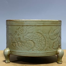 An Exquisite Ru yao Dragon Pattern Tripod Censer