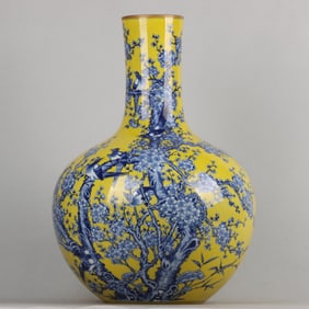 A Huge Blue and White Yellow Glazed Flower and Bird Pattern Vase