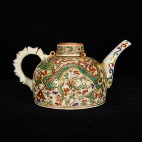 An Exquisite Wucai Painted Gold Dragon Pattern Pot