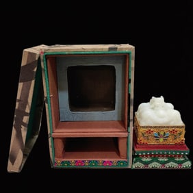 An Exquisite White Jade Covered silver-gilt Dragon Pattern Seal