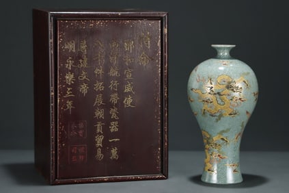 An Exquisite Ru yao Painted Gold Dragon Pattern Vase