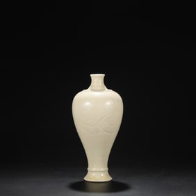 An Exquisite Ding yao White Glazed Dragon Pattern Vase,with an Imperial Poem by Emperor Qianlong