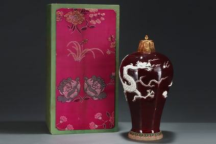 A Huge Ji Red Glazed Dragon Pattern Vase