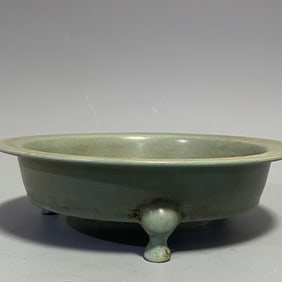 An Exquisite Ru yao Tripod Brush Washer