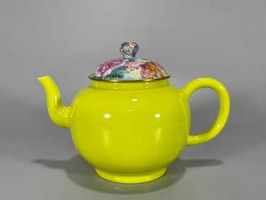 An Exquisite Enamel and Yellow Glazed Flower and Bird Pattern Teapot