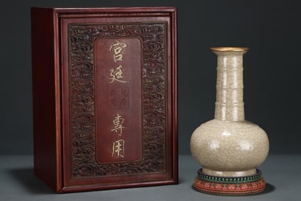 A Precious Ge Yao Bamboo Pattern Vase,With an Imperial Poem by Emperor Qianlong