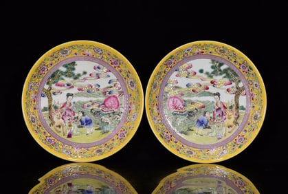 A Pair of Exquisite Famille-Rose Figure Pattern Plates
