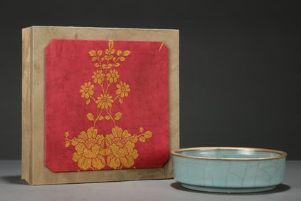 An Exquisite Guan yao Cover with Gold Washer