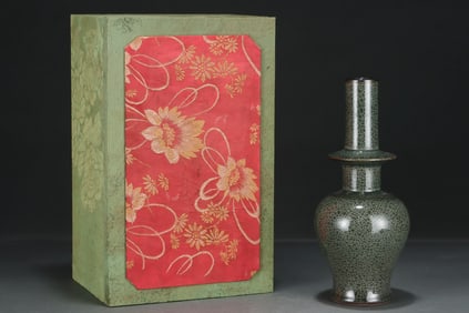 An Exquisite Guan yao Vase