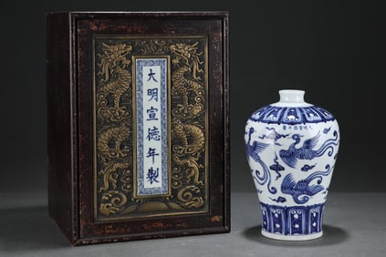 An Exquisite Blue and White Phoenix Pattern Vase,