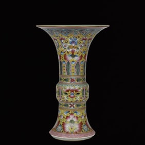 An Exquisite Famille-Rose Flower Pattern Painted Gold Vase