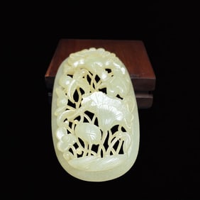 An Exquisite White Jade Crane Pattern Pendant