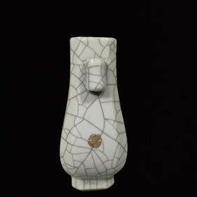 An Exquisite Ge yao Painted Gold Shou-Character Double-Ears Vase