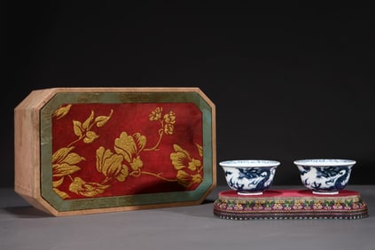 A Pair of Exquisite Blue and White Dragon Pattern Cups