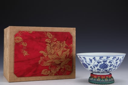 An Exquisite Blue and White Lotus Pattern Bowl