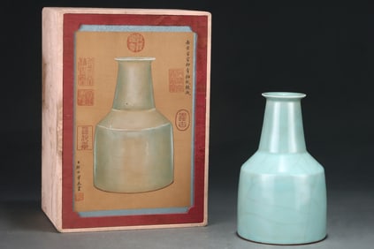 An Exquisite Guan yao Celadon Glazed Vase,with an Imperial Poem by Emperor Qianlong