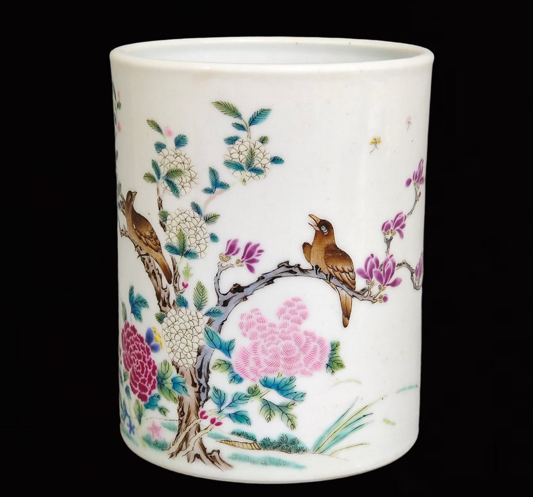 An Exquisite Famille-Rose Flower and Bird Pattern Brush Pot