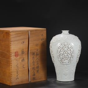 An Exquisite White Glazed Flower and Bird Pattern Vase