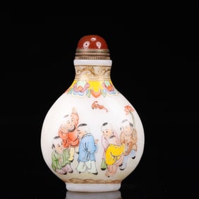 An Exquisite Glass Figure Pattern Snuff Bottle