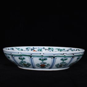 An Exquisite Blue and White Wucai Flower Pattern Plate
