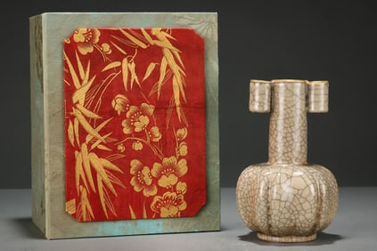 An Exquisite Ge yao Cover with Gold  Double-Ears  Vase