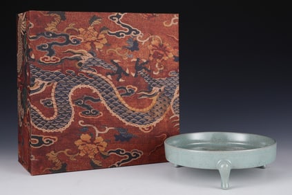An Exquisite Ru yao Flower and Figure Pattern Tripod Washer