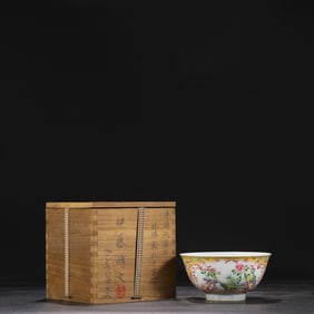 An Exquisite Enamel Flower Pattern Bowl